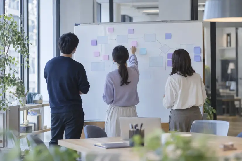 チームで働く様子のイメージ（AI で作成）