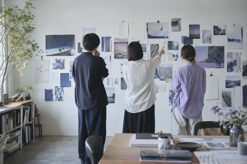 チームで働く様子のイメージ（AI で作成）
