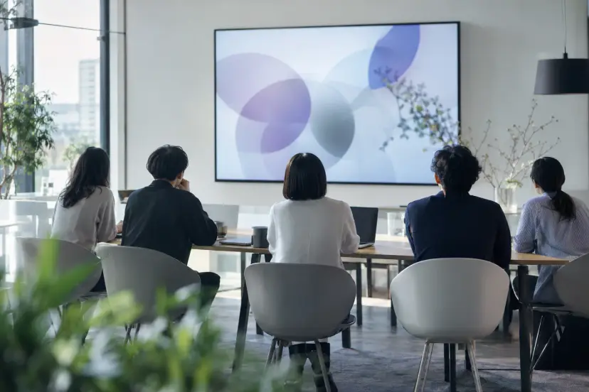 チームで働く様子のイメージ（AI で作成）